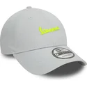 gra-justerbar-9forty-seasonal-kasket-med-buet-skygge-fra-vespa-piaggio-af-new-era