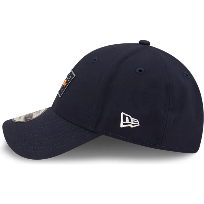 justerbar-marinebla-kurvet-kasket-9forty-repreve-graphic-fra-red-bull-racing-formula-1-fra-new-era