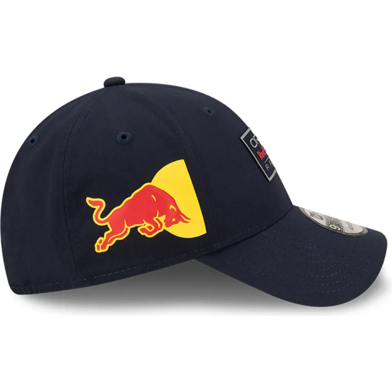 justerbar-marinebla-kurvet-kasket-9forty-repreve-graphic-fra-red-bull-racing-formula-1-fra-new-era