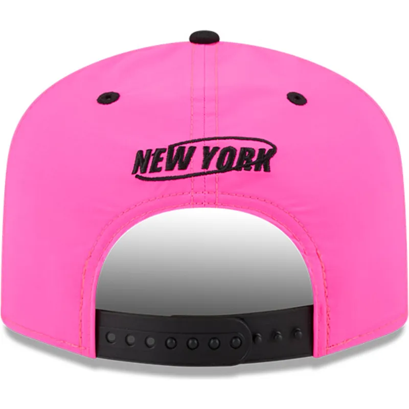 lyserod-og-sort-buet-kasket-snapback-golfer-chrome-logo-fra-new-york-yankees-mlb-fra-new-era