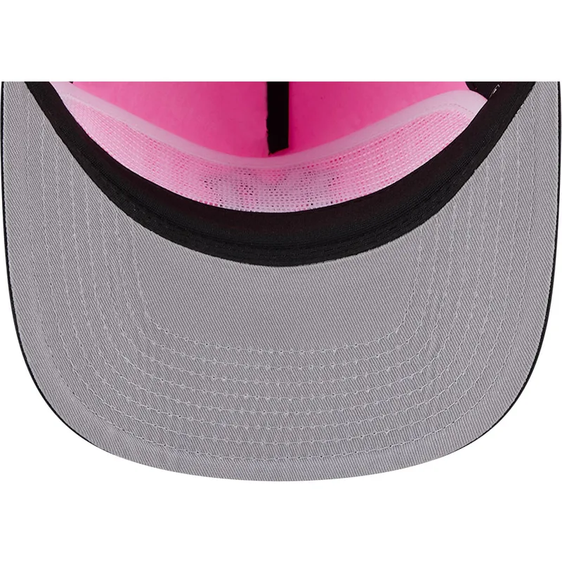 lyserod-og-sort-buet-kasket-snapback-golfer-chrome-logo-fra-new-york-yankees-mlb-fra-new-era