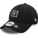 sort-justerbar-9forty-metallic-patch-kasket-med-krum-skygge-fra-las-vegas-raiders-nfl-fra-new-era
