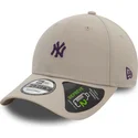 gorra-curva-beige-ajustable-con-logo-violeta-9forty-repreve-mini-logo-de-new-york-yankees-mlb-de-new-era