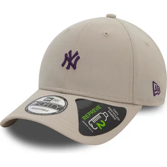 Beige justerbar kurvet kasket med lilla logo 9FORTY REPREVE Mini Logo fra New York Yankees MLB af New Era