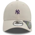 buet-beige-justerbar-kasket-med-violet-logo-9forty-repreve-mini-logo-fra-new-york-yankees-mlb-fra-new-era
