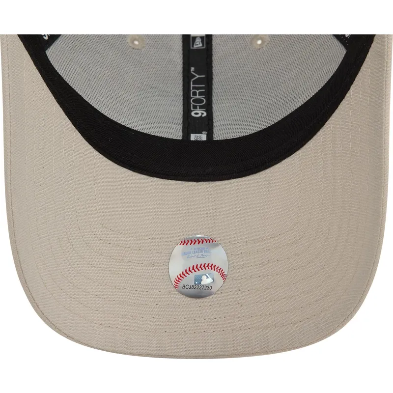 buet-beige-justerbar-kasket-med-violet-logo-9forty-repreve-mini-logo-fra-new-york-yankees-mlb-fra-new-era