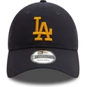 justerbar-morkebla-buet-kasket-med-gult-logo-9twenty-league-essential-los-angeles-dodgers-mlb-fra-new-era