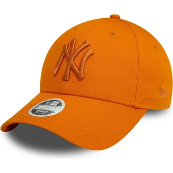 Justerbar orange kasket med krum skygge til kvinder med orange 9FORTY League Essential logo fra New York Yankees MLB af New Era