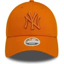 new-era-new-york-yankees-mlb-9forty-league-essential-justerbar-orange-kvindekasket-med-buet-skygge-og-orange-logo