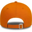 new-era-new-york-yankees-mlb-9forty-league-essential-justerbar-orange-kvindekasket-med-buet-skygge-og-orange-logo