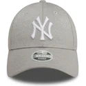 gra-justerbar-buet-kasket-til-kvinder-9forty-glitter-fra-new-york-yankees-mlb-fra-new-era