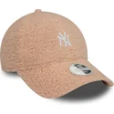 new-era-new-york-yankees-mlb-9forty-borg-lyserod-justerbar-kvindekasket-med-buet-skygge