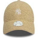 beige-justerbar-buet-kasket-til-kvinder-9forty-borg-fra-new-york-yankees-mlb-fra-new-era