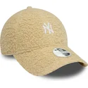 beige-justerbar-buet-kasket-til-kvinder-9forty-borg-fra-new-york-yankees-mlb-fra-new-era