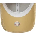 beige-justerbar-buet-kasket-til-kvinder-9forty-borg-fra-new-york-yankees-mlb-fra-new-era