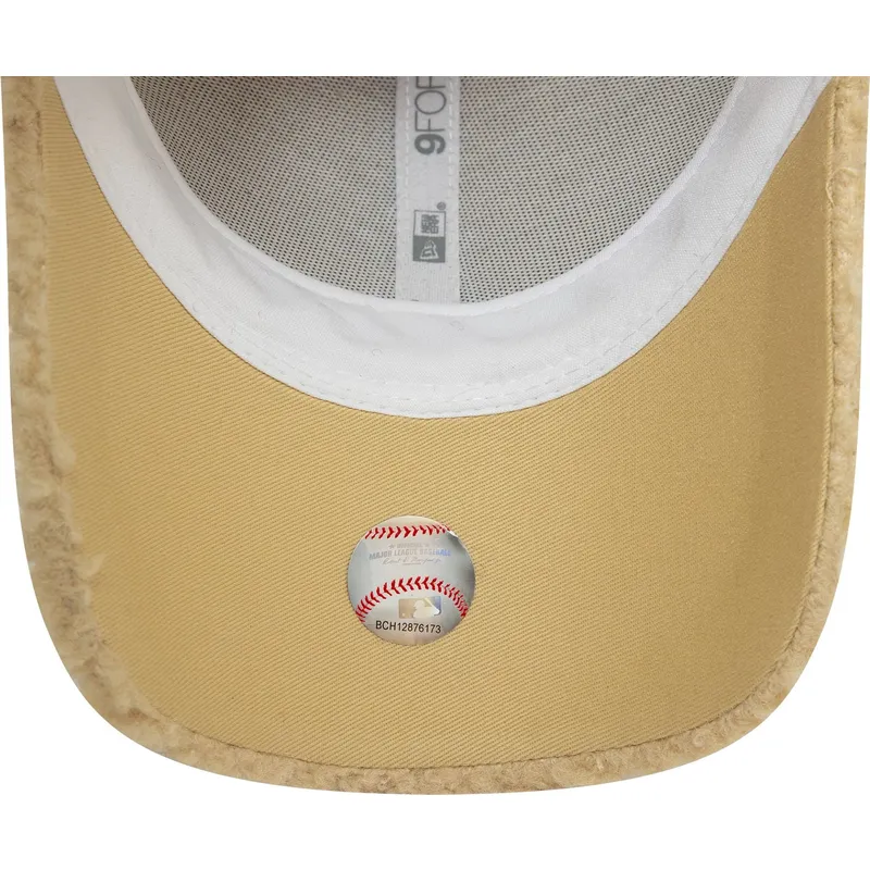 buet-beige-justerbar-kasket-til-kvinder-9forty-borg-fra-new-york-yankees-mlb-fra-new-era