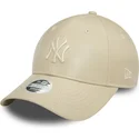 beige-justerbar-kvindekasket-med-buet-skygge-og-beige-logo-9forty-midi-pu-af-new-york-yankees-mlb-fra-new-era