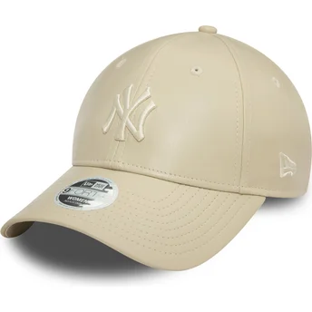 Justerbar beige kurvet kasket til kvinder med beige 9FORTY Midi PU-logo fra New York Yankees MLB af New Era