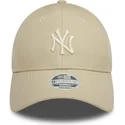 beige-justerbar-kvindekasket-med-buet-skygge-og-beige-logo-9forty-midi-pu-af-new-york-yankees-mlb-fra-new-era