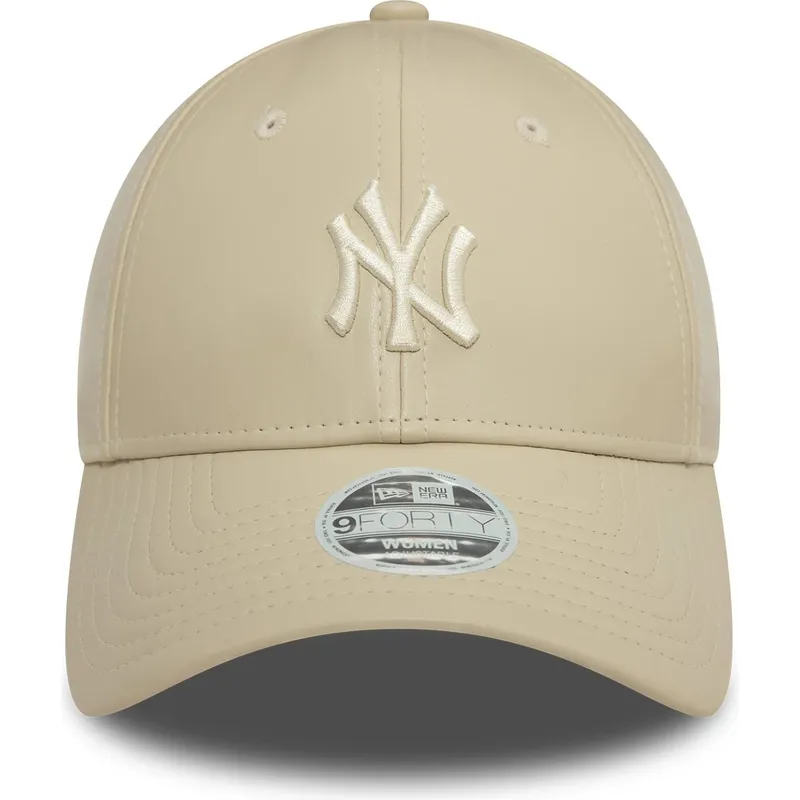 beige-justerbar-kvindekasket-med-buet-skygge-og-beige-new-york-yankees-logo-9forty-midi-pu-fra-new-era-mlb