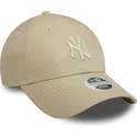 beige-justerbar-kvindekasket-med-buet-skygge-og-beige-logo-9forty-midi-pu-af-new-york-yankees-mlb-fra-new-era