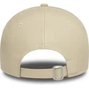 beige-justerbar-kvindekasket-med-buet-skygge-og-beige-logo-9forty-midi-pu-af-new-york-yankees-mlb-fra-new-era