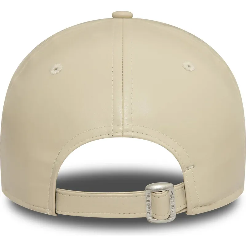 beige-justerbar-kvindekasket-med-buet-skygge-og-beige-new-york-yankees-logo-9forty-midi-pu-fra-new-era-mlb