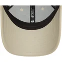beige-justerbar-kvindekasket-med-buet-skygge-og-beige-logo-9forty-midi-pu-af-new-york-yankees-mlb-fra-new-era