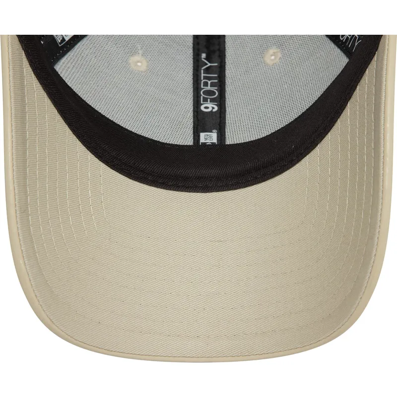 beige-justerbar-kvindekasket-med-buet-skygge-og-beige-new-york-yankees-logo-9forty-midi-pu-fra-new-era-mlb