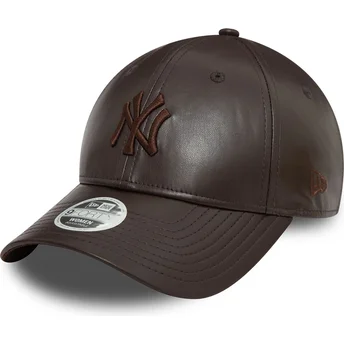 Justerbar brun kurvet kasket til kvinder med brun 9FORTY Midi PU-logo fra New York Yankees MLB af New Era