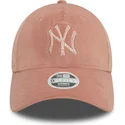 lyserod-justerbar-buet-kasket-til-kvinder-9forty-velour-diamante-fra-new-york-yankees-mlb-fra-new-era