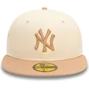 gorra-plana-beige-y-marron-ajustada-59fifty-side-patch-de-new-york-yankees-mlb-de-new-era