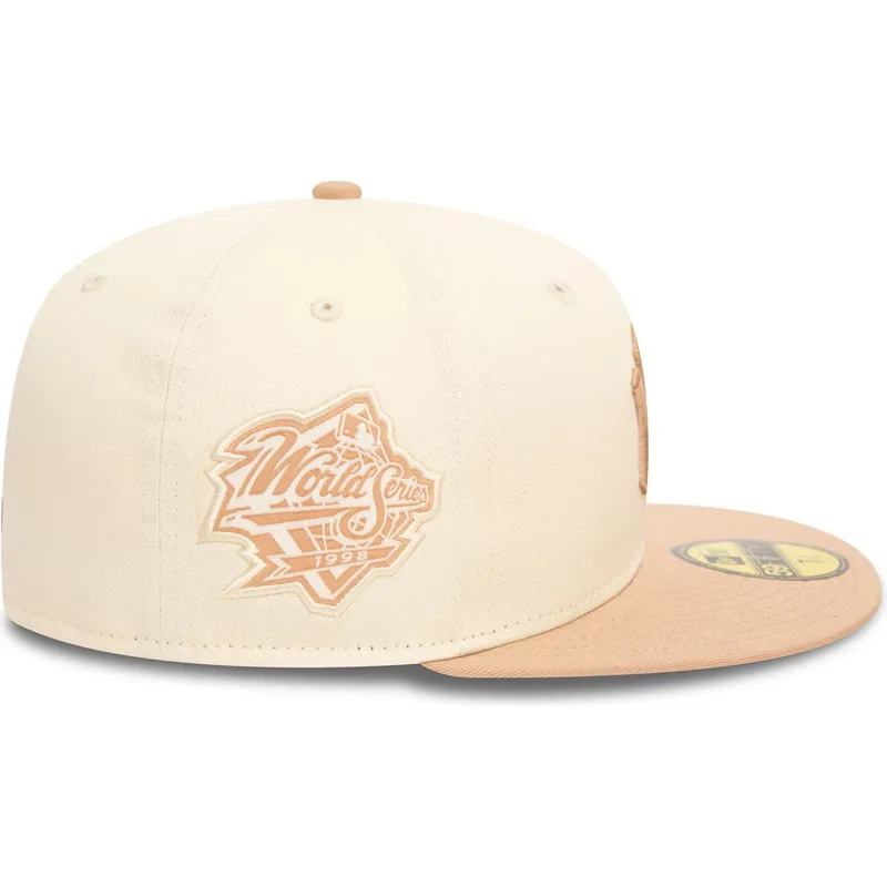 beige-og-brun-justerbar-59fifty-side-patch-kasket-fra-new-york-yankees-mlb-af-new-era