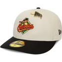 beige-og-sort-buet-fitted-59fifty-kasket-med-baltimore-orioles-mlb-pin-fra-new-era