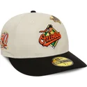beige-og-sort-buet-fitted-59fifty-kasket-med-baltimore-orioles-mlb-pin-fra-new-era