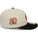 beige-og-sort-buet-fitted-59fifty-kasket-med-baltimore-orioles-mlb-pin-fra-new-era