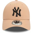 beige-buet-justerbar-kasket-med-sort-logo-39thirty-league-essential-fra-new-york-yankees-mlb-fra-new-era