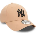 beige-buet-justerbar-kasket-med-sort-logo-39thirty-league-essential-fra-new-york-yankees-mlb-fra-new-era