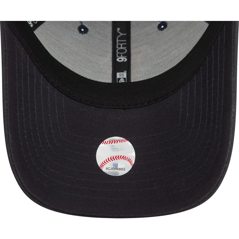 justerbar-marinebla-kurvet-kasket-9forty-side-patch-fra-boston-red-sox-mlb-fra-new-era