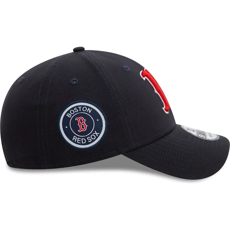 justerbar-marinebla-kurvet-kasket-9forty-side-patch-fra-boston-red-sox-mlb-fra-new-era
