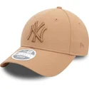 beige-justerbar-buet-kasket-til-kvinder-med-beige-logo-9forty-league-essential-new-york-yankees-mlb-fra-new-era