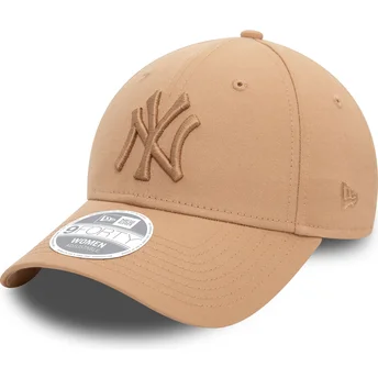 Beige justerbar kvinde kasket med beige logo 9FORTY League Essential fra New York Yankees MLB af New Era