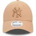 beige-justerbar-kurvet-kasket-til-kvinder-med-beige-logo-9forty-league-essential-af-new-york-yankees-mlb-fra-new-era