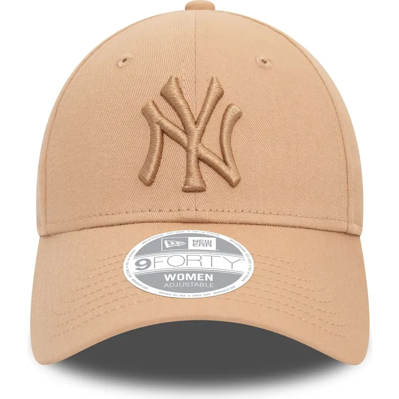 beige-justerbar-buet-kasket-til-kvinder-med-beige-logo-9forty-league-essential-new-york-yankees-mlb-fra-new-era