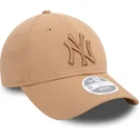 beige-justerbar-buet-kasket-til-kvinder-med-beige-logo-9forty-league-essential-new-york-yankees-mlb-fra-new-era