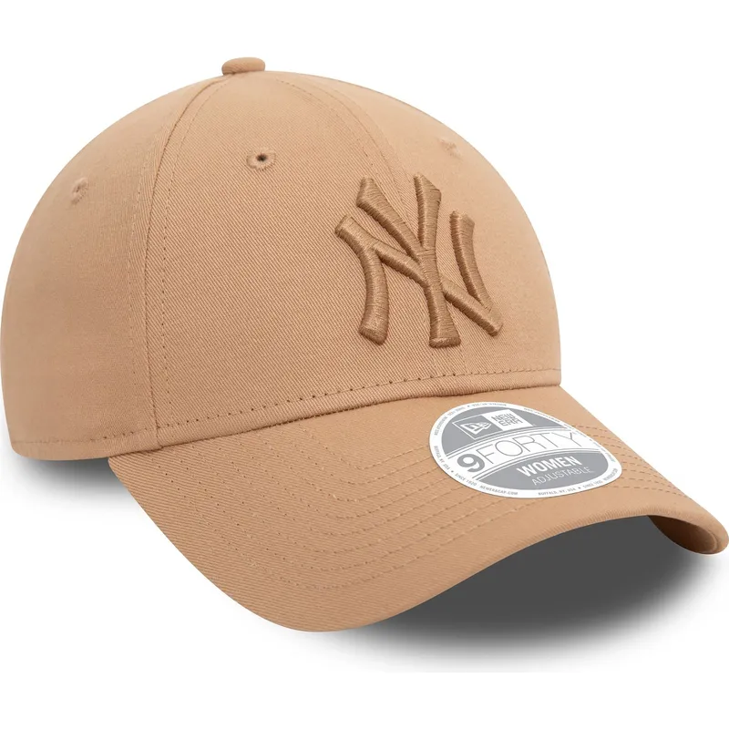 beige-justerbar-buet-kasket-til-kvinder-med-beige-logo-9forty-league-essential-new-york-yankees-mlb-fra-new-era