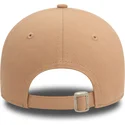 beige-justerbar-kurvet-kasket-til-kvinder-med-beige-logo-9forty-league-essential-af-new-york-yankees-mlb-fra-new-era
