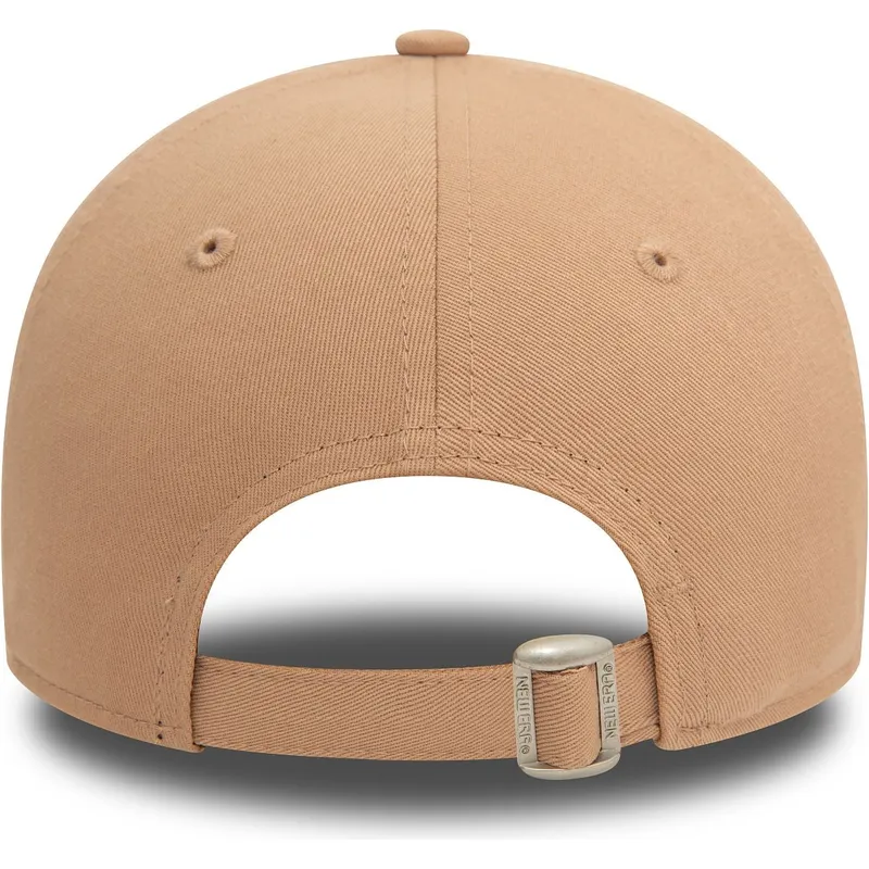 beige-justerbar-buet-kasket-til-kvinder-med-beige-logo-9forty-league-essential-new-york-yankees-mlb-fra-new-era