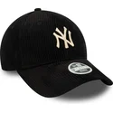 sort-justerbar-curved-kasket-til-kvinder-med-beige-logo-9forty-cord-fra-new-york-yankees-mlb-fra-new-era