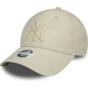 Beige justerbar kvinde kasket med bøjet skygge og beige 9FORTY PU logo af New York Yankees MLB fra New Era